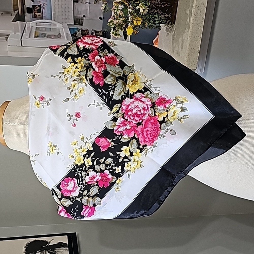 Beautiful‎ women's 34" square scarf. Water silk 💯 % polyester. Rn#76541